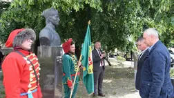 Esze Tamás mellszobránál koszorúztak a Rákóczi-szabadságharc évfordulóján Beregszászban. Fotó: facebook.com/PublicPageBabjak
