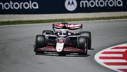 A védőkorlátnak csapódott, súlyos balesetet szenvedett az F1-es csapat pilótája