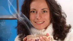 Valóban jót tesz a beleknek, ha forró vizet iszunk reggel?