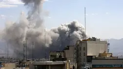 Füstfelhő száll fel a teheráni lakónegyedek fölött Iránban, 2026. március 1-jén. Fotó: Fatemeh Bahrami / Anadolu / Getty Images