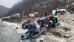 Halálos baleset: két teherautó és egy személyautó ütközött az Ábránkai-hágón. Fotó: Ukrán Nemzeti Rendőrség