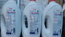 4221 hamis Persil és Ariel mosógélt foglalt le a NAV egy ukrán kamionból Rajkán. A hamisítványok több mint 25 millió forintos kárt okozhattak. Fotó: NAV