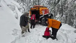 A hegyvidéken eltévedt, kihűlt állapotban lévő férfit határőrök és hegyi mentők mentették ki a veszélyes terepről. Fotó: DPSZU