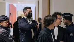 A vádlott és francia katonatiszt, Carl Esnault (k) és ügyvédje, Romain Ruiz (j2) érkeznek az úgynevezett Athanor-per megnyitójára 2026. március 30-án (Forrás: X.com)