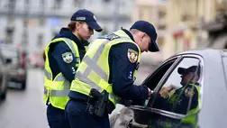 Ismeretlenek rálőttek a hadkiegészítő központ egyik mikrobuszára Lviv közelében. Fotó: Ukrán Nemzeti Rendőrség