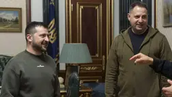 Az ukrán elnöki sajtószolgálat által 2023. március 27-én közreadott képen Volodimir Zelenszkij ukrán államfő, Andrij Jermak, az ukrán elnöki volt hivatal vezetője Kijevben március 26-án (Fotó: MTI)