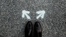 „Jaj, amikor mindenki jót mond rólatok…” – a hamis elismerés csapdája. Illusztráció. Fotó: Internet