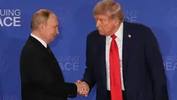 Donald Trump amerikai és Vlagyimir Putyin orosz elnök kezet fog az ukrajnai rendezést szolgáló amerikai-orosz csúcstalálkozón tartott sajtótájékoztatójuk végén az alaszkai Anchorage-ben 2025. augusztus 15-én. MTI/AP/Jae C. Hong