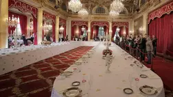 Látogatók a párizsi államfői rezidencián, az Elysée-palotában (Fotó: MTI/AP/Christophe Ena)