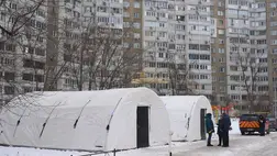  Az ukrán vészhelyzeti szolgálat melegedősátrai lakótömböknél Kijevben 2026. január 13-án. (Fotó: MTI/AP/Efrem Lukackij)