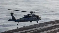 Az amerikai haditengerészet egyik MH-60S Sea Hawk helikoptere leszáll a Perzsa-öbölben állomásozó Abraham Lincoln amerikai repülőgép-hordozó fedélzetén. (Fotó: MTI/AP/CENTCOM)