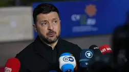 Volodimir Zelenszkij ukrán elnök az Európai Unió nem hivatalos ciprusi csúcstalálkozójára érkezőben nyilatkozik Agia Napában 2026. április 23-án (Fotó: MTI/AP/Pétrosz Karadzsiasz)