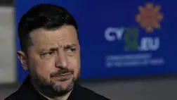Volodimir Zelenszkij ukrán elnök az Európai Unió nem hivatalos ciprusi csúcstalálkozójára érkezőben nyilatkozik Agia Napában 2026. április 23-án (Fotó: MTI/AP/Pétrosz Karadzsiasz)