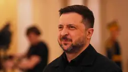  Volodimir Zelenszkij ukrán elnök érkezik a közép- és kelet-európai NATO-tagállamokat tömörítő, bgukaresti kilenceknek (B9) nevezett országcsoport, valamint az északi országok találkozójára 2026. május 13-án (Fotó: MTI/AP/Vadim Ghirda)