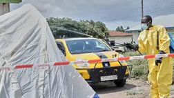 Egy egészségügyi dolgozó fertőtlenít egy sátrat a Kongói Demokratikus Köztársaság Ugandával határos keleti térségében, az Ituri tartománybeli Buniában 2026. május 19-én (Fotó: MTI/AP/Dirole Lotsima Dieudonne)