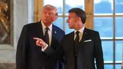 Emmanuel Macron francia elnök fogadja Donald Trump amerikai elnököt az amerikai függetlenségi nyilatkozat 250. évfordulójának megünneplése alkalmából rendezett vacsorán a versailles-i kastélyban 2026. június 17-én (Fotó: MTI/AP/Getty Images pool/Anna Moneymaker)