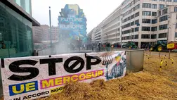 Tüntetõ gazdák az Európai Unió és a Dél-amerikai Közös Piac (Mercosur) közötti kereskedelmi megállapodást ellenzõ transzparenst helyeztek el egy szalmával megszórt úttest közelében Brüsszelben 2024. március 26-án. MTI/EPA/Olivier Hoslet.