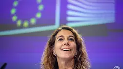 Paula Pinho, az Európai Bizottság portugál vezető szóvivője egy brüsszeli sajtóértekezleten 2025. április 30-án. MTI/EPA/Olivier Matthys