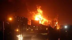  Teheráni olajraktár ég egy izraeli légicsapás után, a 2025. június 15-re virradó éjjel. MTI/EPA/Abedin Taherkenareh.