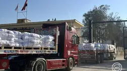 Humanitárius segélyt szállító teherautók várakoznak a rafahi határátkeló egyiptomi oldalán, hogy behajtsanak a Gázai övezetbe 2025. július 27-én. MTI/EPA