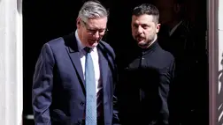 Keir Starmer birt miniszterelnök és Volodimir Zelenszkij ukrán elnök a megbeszélésüket követően a londoni kormányfői rezidencia, a Downing Street 10. bejáratánál 2025. augusztus 14-én. (Fotó: MTI/EPA/Tolga Akmen)