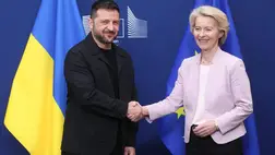 Ursula von der Leyen, az Európai Bizottság elnöke kezet fog Volodimir Zelenszkij ukrán elnökkel megbeszélésük előtt Brüsszelben 2025. augusztus 17-én (Fotó: MTI/EPA/Olivier Hoslet)