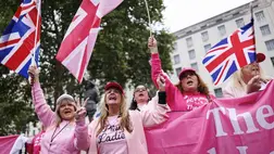 Az illegális bevándorlást ellenző csoport, a Pink Ladies (Rózsaszínű Hölgyek) tagjai a Downing Street előtt tüntetnek (Fotó: MTI/EPA/Tolga Akmen)