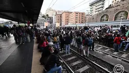 Tüntetők lezárják a vágányokat a genovai főpályaudvaron 2025. október 3-án. MTI/EPA/ANSA/Daniel Dal Zennaro
