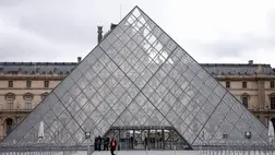 A párizsi Louvre főbejárata 2025. október 20-án (Fotó: MTI/EPA/Yoan Valat)