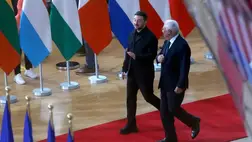 António Costa, az Európai Tanács elnöke (j) és Volodimir Zelenszkij ukrán elnök az EU-tagországok állam-, és kormányfőinek csúcstalálkozójára érkezik Brüsszelben 2025. október 23-án (Fotó: MTI/EPA/Olivier Hoslet)