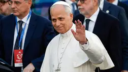 XIV. Leó pápa a békéért tartott vallásközi imatalálkozóra érkezik a római Colosseumban 2025. október 28-án (Fotó: MTI/EPA-ANSA/Giuseppe Lami)