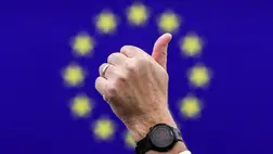  A parlament egyik képviselője fölmutatja a hüvelykujját egy szavazás során az Európai Parlament plenáris ülésén Strasbourgban 2025. november 25-én (Fotó: MTI/EPA/Ronald Wittek)