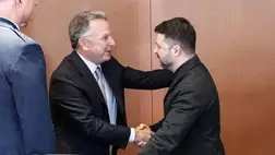 Volodimir Zelenszkij ukrán elnök és Steve Witkoff elnöki különmegbízott, az általa vezette amerikai küldöttséggel tartandó háromoldalú egyeztetés előtt a berlini kancellárián 2025. december 14-én (Fotó: MTI/EPA/Német kormány sajtószolgálata/Guido Bergmann)