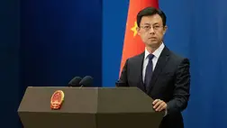 Kuo Csia-kun, a kínai külügyminisztérium szóvivője sajtótájékoztatót tart Pekingben 2025. december 15-én (Fotó: MTI/EPA/Jessica Lee)