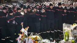 Az áldozatok előtt róják le kegyeletüket helybeli tűzoltók a tűzvészben leégett crans-montanai Le Constellation bár közelében 2026. január 4-én (Fotó: MTI/EPA/Keystone/Jean-Christophe Bott)