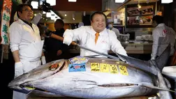 Kimura Kijosi, a Sushi Zanmai étteremlánc tulajdonosa egy 243 kilogrammos kékuszonyú tonhalat mutat a tokiói Cukidzsi negyedben lévõ éttermében 2026. január 5-én (Fotó: MTI/EPA/Franck Robichon)