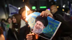 Ali Hámenei ajatollahnak, Irán legfőbb vallási és politikai vezetőjének képét égeti el egy Izraelben élő iráni tüntető (Fotó: MTI/EPA/Abir Szultan)