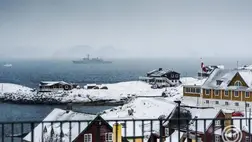 A dán haditengerészet Vaedderen járőrhajója a grönlandi főváros, Nuuk óceánpartján 2026. január 18-án. MTI/EPA/Ritzau/Mads Claus Rasmussen