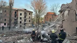  Dnyipropetrovszki Területi Katonai Közigazgatás képén túlélőket és áldozatokat keresnek egy találatot kapott lakóépület törmeléke közt Dnyipro ukrán nagyvárosban egy éjszakai orosz rakéta- és dóntámadás után, 2026. április 25-én (Fotó: MTI/EPA/Dnyipropetrovszki Területi Katonai Közigazgatás)