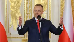 Karol Nawrocki lengyel államfő beszédet mond a lengyel alkotmány napján adományozott állami kitüntetések átadási ünnepségén a varsói királyi várban 2026. május 3-án (Fotó: MTI/EPA/PAP/Pawel Supernak)