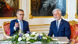 Petr Pavel cseh elnök (j) Alexander Stubb finn államfőt fogadja a prágai várban 2026. május 4-én. MTI/EPA/Martin Divisek