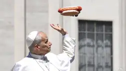 XIV. Leó pápa az egyik hívő által felé dobott plüss hotdogot próbálja elkapni a heti általános audienciáján a vatikáni Szent Péter téren 2026. május 20-án. MTI/EPA/ANSA/Alessandro Di Meo