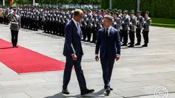  Friedrich Merz német kancellár (b) Magyar Péter miniszterelnököt fogadja a berlini kancellárián 2026. június 2-án. MTI/EPA/Filip Singer