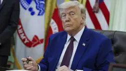 Donald Trump amerikai elnök aláírja a Keystone XL olajvezeték-projekt újraélesztését célzó rendeletet a washingtoni Fehér Házban 2026. április 30-án (Fotó: MTI/EPA/CNP pool/Aaron Schwartz)