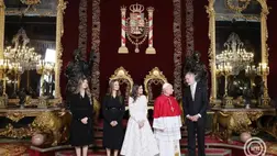 XIV. Leó pápát (j2) fogadja VI. Fülöp spanyol király (j) és felesége, Letizia királyné (k), valamint lányaik: Leonóra koronahercegnő (b2) és Zsófia hercegnő a madridi királyi palotában 2026. június 6-án.MTI/EPA/EFE/Ballesteros
