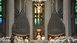 XIV. Leó pápa misét celebrál a barcelonai Sagrada Família-bazilikában 2026. június 10-én. MTI/EPA-EFE/Alejandro Garcia