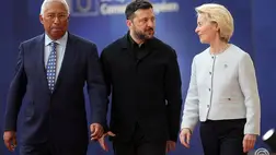 António Costa, az Európai Tanács elnöke, Volodimir Zelenszkij ukrán elnök és Ursula von der Leyen, az Európai Bizottság elnöke (b-j) az Európai Unió kétnapos brüsszeli csúcstalálkozójának nyitóülésére érkezik 2026. június 18-án. MTI/EPA/Olivier Matthys