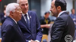 António Costa, az Európai Tanács elnöke, Janez Jansa szlovén miniszterelnök és Nikosz Hrisztodulidesz ciprusi elnök (b-j) beszélget az Európai Unió kétnapos brüsszeli csúcstalálkozójának második napi ülésén 2026. június 19-én. MTI/EPA/Olivier Hoslet