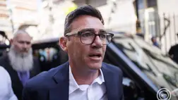A parlamenti képviselővé választott Andy Burnham eddigi manchesteri polgármester a beiktatására érkezik a londoni parlamentbe 2026. június 22-én. MTI/EPA/Tolga Akmen