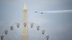 Az amerikai légierő Thunderbird repülőszázada a Washington-emlékmű felett repül az Egyesült Államok fennállásának 250. évfordulójára rendezett függetlenség napi légiparádén Washingtonban 2026. július 3-án (Fotó: MTI/EPA/Graeme Sloan)
